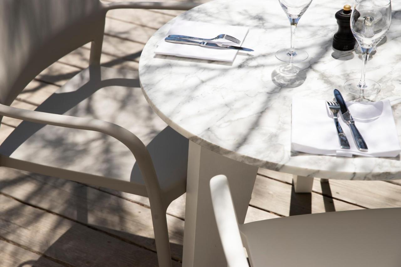 Hotel Plage Palace & Spa Palavas-les-Flots Eksteriør billede A table with a marble tabletop