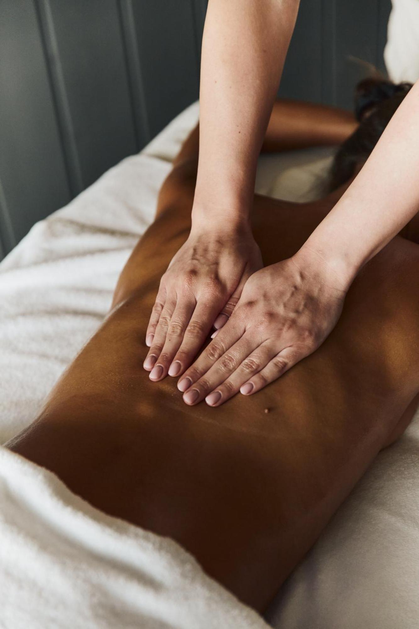 Hotel Plage Palace & Spa Palavas-les-Flots Eksteriør billede A massage therapist's hands